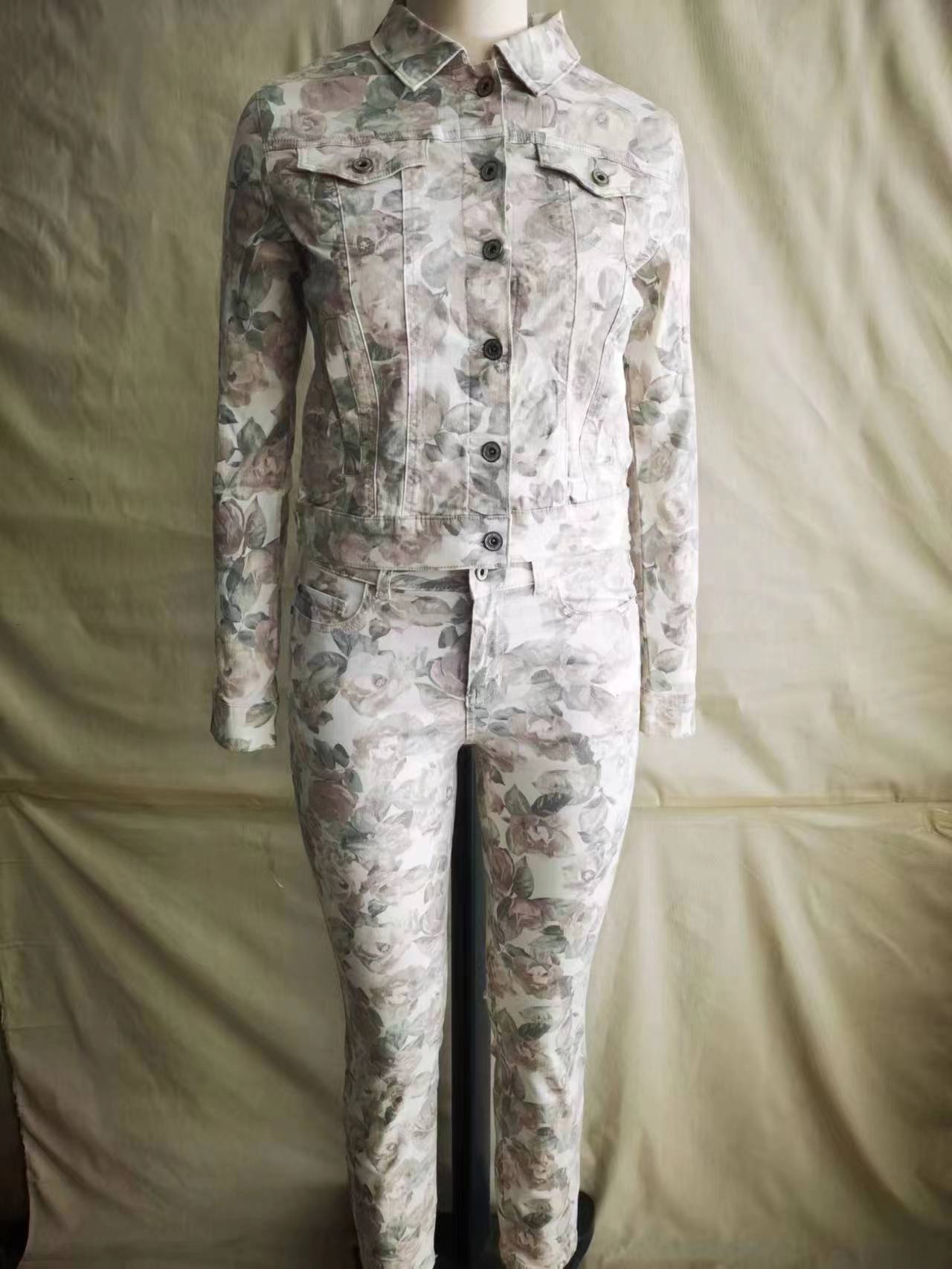 斜紋印花夾克、斜紋印花褲子_青島紡聯(lián)集團(tuán)進(jìn)出口有限公司